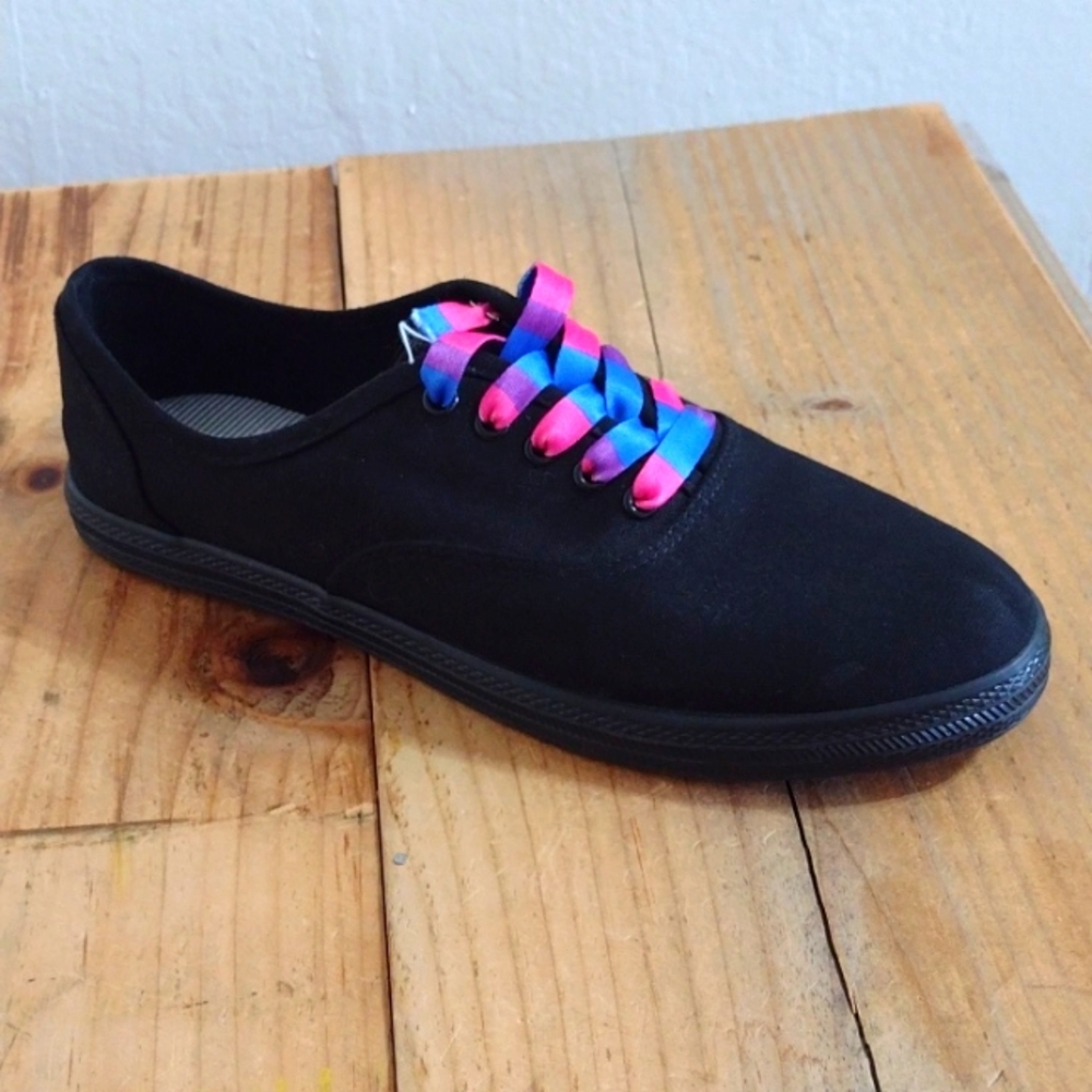 Universal Thread Black Canvas Sneakers Pink & Blue Laces Size 8 - NEW